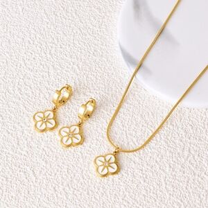 3-Piece Gold-Plated Four-Leaf Clover Pendant Necklace Earrings Jewelry Set